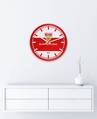 rot-weiße VfB Quarzwanduhr hängt an einer Wand