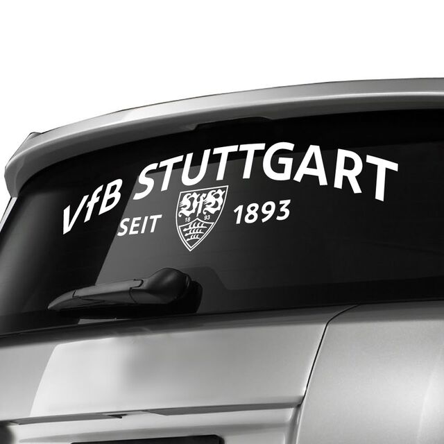 Autoaufkleber VfB Stuttgart seit 1893 klebt auf der Heckscheibe eines Autos