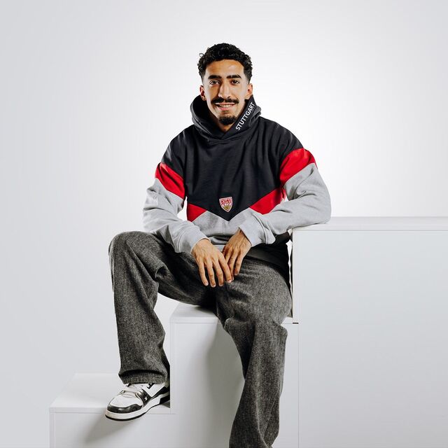 Tiago Tomás trägt den VfB Hoodie Tricolor grau