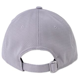 hellgraue Rückseite der Kappe mit Schnalle zur Größeneinstellung