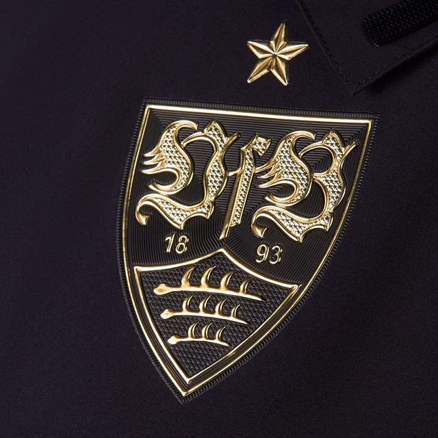 Nahaufnahme des goldenen VfB Wappens auf der Jacke