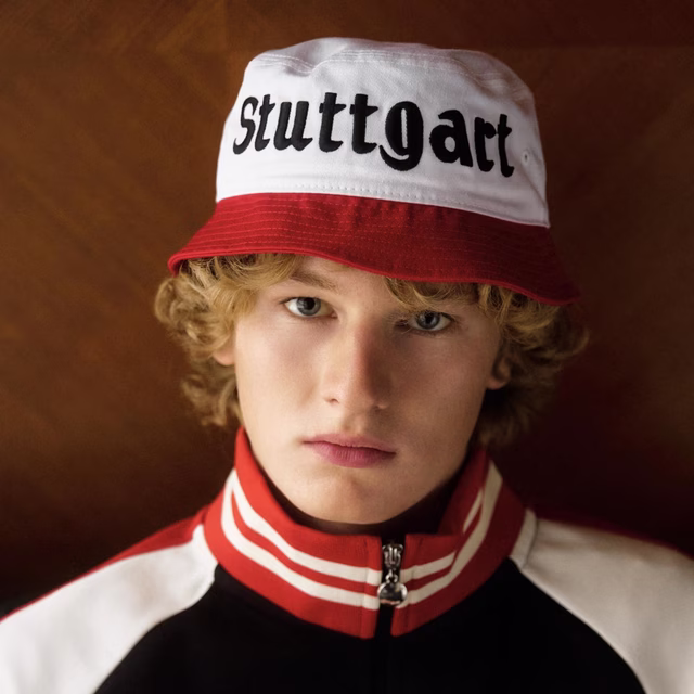 Junge trägt den VfB Fischerhut 70s Kollektion