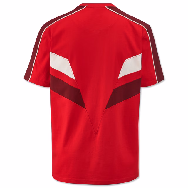 rote Rückseite des T-Shirts mit dunkelroten und weißen Details