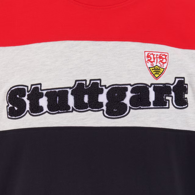 Nahansicht der Aufschrift Stuttgart und des VfB Wappens auf dem T-Shirt