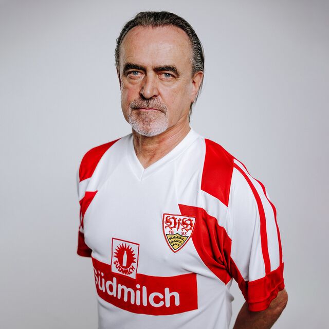 Günther Schäfer trägt das VfB Retro Trikot 1991 