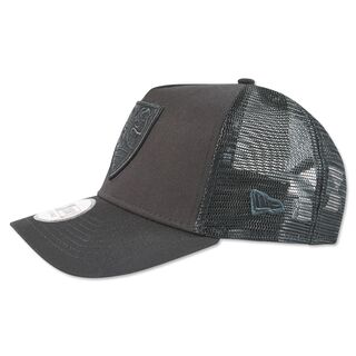 schwarze Kappe mit schwarzem VfB Wappen auf der Vorderseite und New Era Logo an der Seite