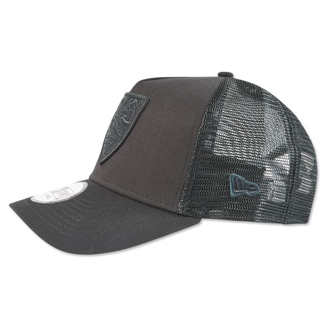 schwarze Kappe mit schwarzem VfB Wappen auf der Vorderseite und New Era Logo an der Seite