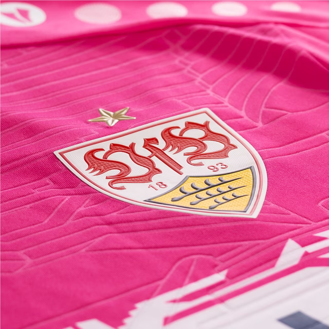 Nahaufnahme des VfB Wappens auf dem Torwarttrikot pink 25/26