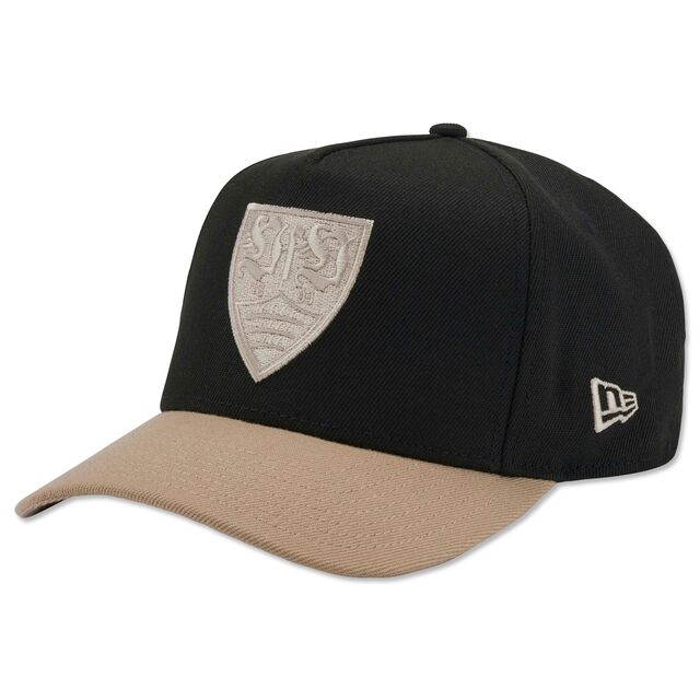 schwarze Cap mit beigefarbenem Schild und VfB Wappen auf der Vorderseite