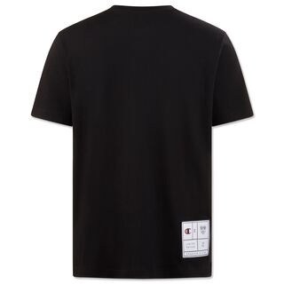 schwarze Rückseite des T-Shirts mit Champion x VfB Logo unten