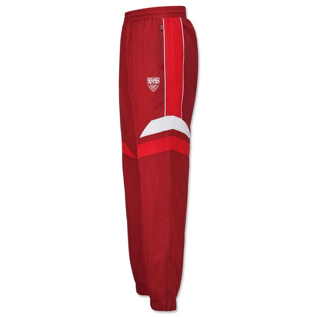 Seitenansicht der roten Jogginghose mit weißen Details im Retro-Stil mit kleinem VfB Wappen am Bein