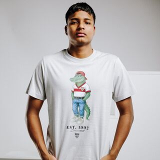 Jeremy Arévalo trägt das VfB Kids T-Shirt Jeans Fritzle