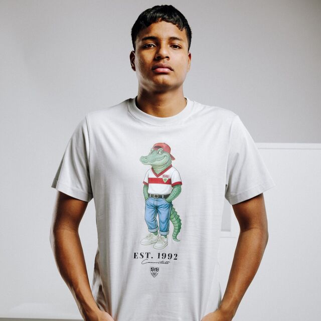 Jeremy Arévalo trägt das VfB Kids T-Shirt Jeans Fritzle