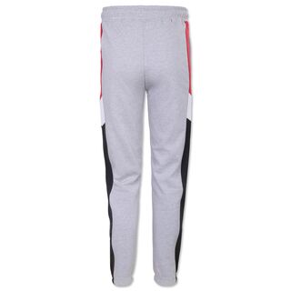 graue Rückseite der Jogginghose mit Streifen in Weiß, Rot und Schwarz an der Seite