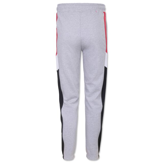 graue Rückseite der Jogginghose mit Streifen in Weiß, Rot und Schwarz an der Seite
