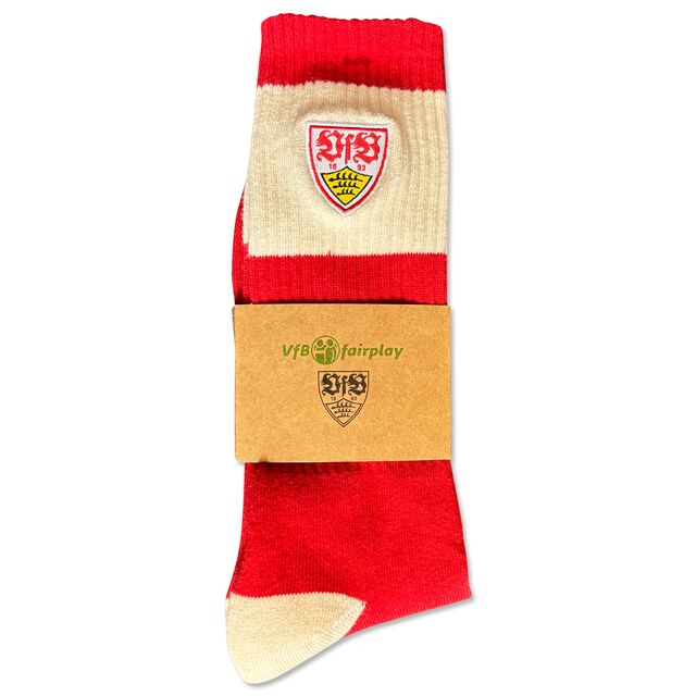 rote Socken mit beigen Elementen und VfB Wappen in VfB Fairplay Verpackung