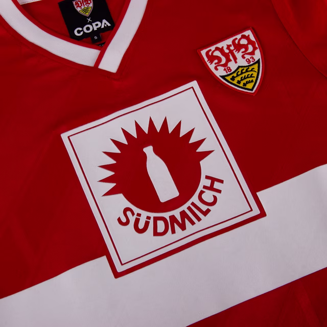 Rotes Retro Trikot mit weißem Brustring, Südmilch Logo und VfB Wappen auf der Brust. Das Trikot hat einen weißen Kragen. 