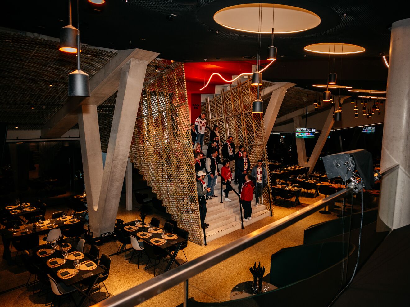 Personen stehen im Porsche Tunnel Club 