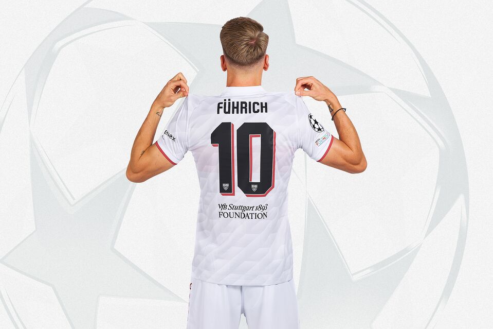 Chris Führich trägt das CL-Trikot weiß 26/27 mit Führich Flock