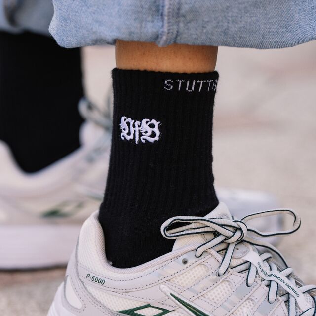 Nahaufnahme der VfB Kleinigkeit Socken Emblem schwarz