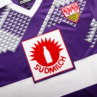 Retro Trikot in lila mit weißem Brustring, Südmilch Logo in der Mitte und weiß-grauen Mustern. Das VfB Wappen befindet sich auf der Brust. Der Hemdkragen ist weiß.
