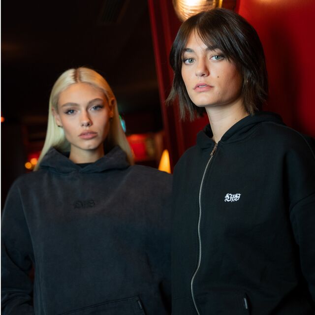 zwei Models tragen Kleidung der VfB Kollektion Kleinigkeit