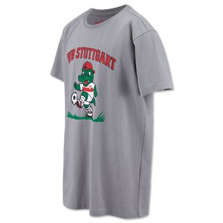 graues T-Shirt mit Grafik von Fritzle beim Fußballspielen und darüber der roten Aufschrift VfB Stuttgart
