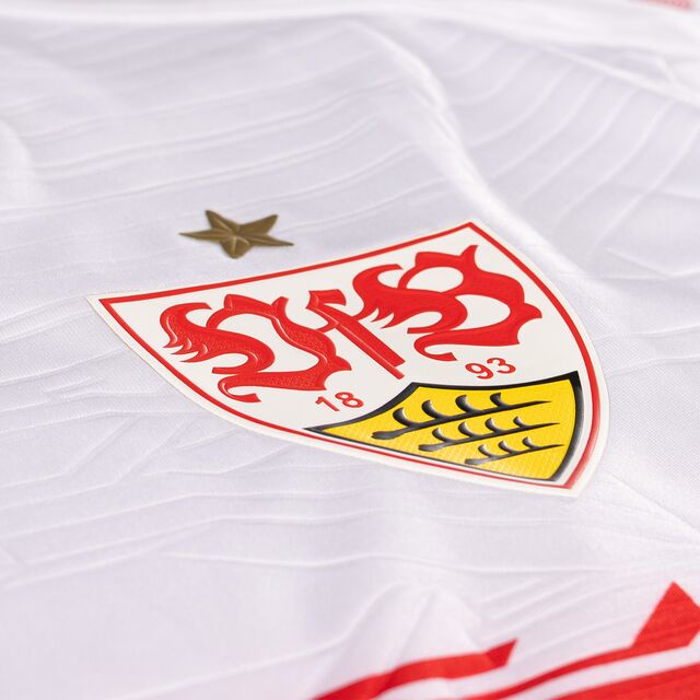 Nahaufnahme des VfB Wappens auf dem Heimtrikot 25/26