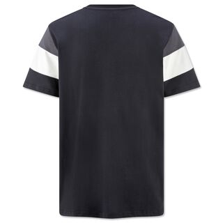 schwarze Rückseite des T-Shirts mit grauem und weißem Streifen an den Ärmeln