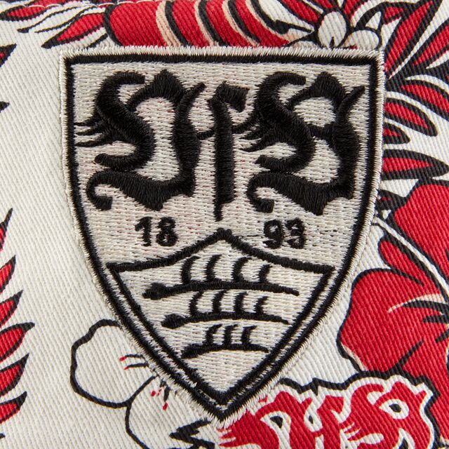 Nahaufnahme des schwarzen VfB Wappens auf dem VfB Fischerhut Tropical