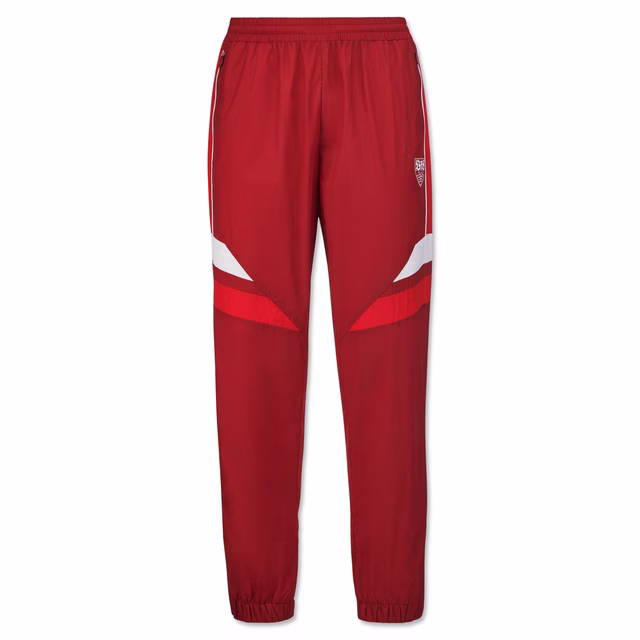 rote Jogginghose mit weißen Details im Retro-Stil mit kleinem VfB Wappen an der Seite