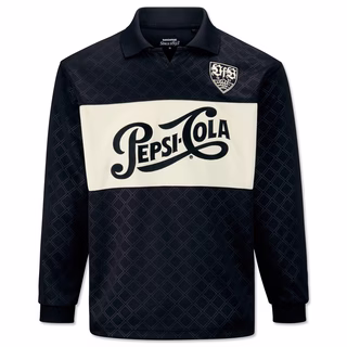 Schwarzes langarm Trikot mit Polo Kragen, beigem großem Brustring mit Schriftzug Pepsi Cola und beigem VfB Wappen auf der Brust 