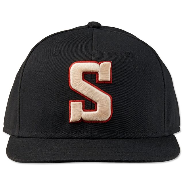 schwarze Cap mit beigem S mit roter Umrandung
