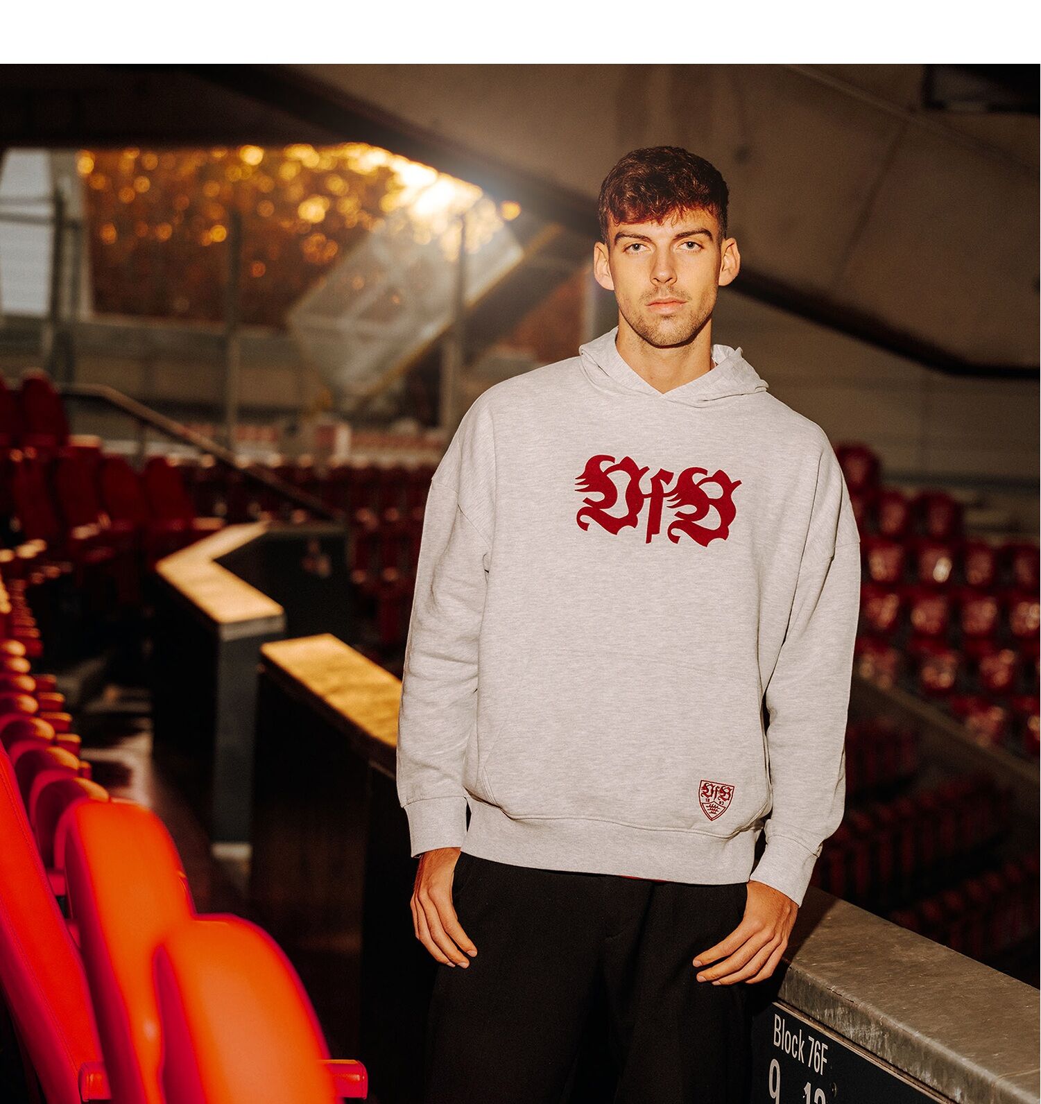 Model trägt den VfB Hoodie Emblem oversized 