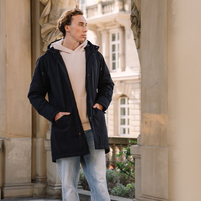 Mann trägt den VfB Kleinigkeit Parka