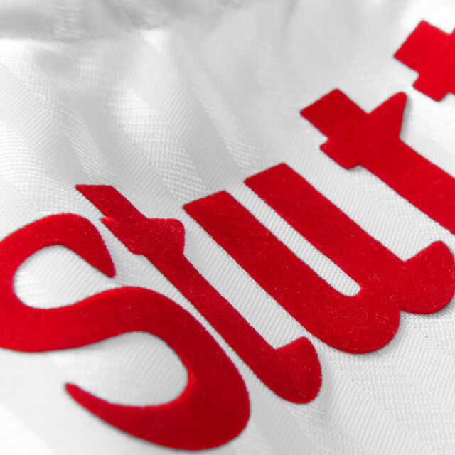Nahaufnahme der Aufschrift Stuttgart auf dem Trikot