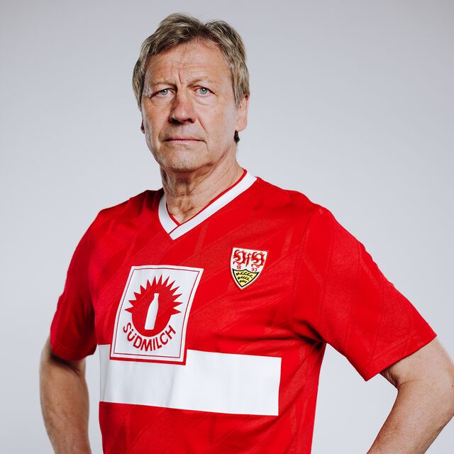 Guido Buchwald trägt das VfB Retro Shirt 1987-89 Auswärts 