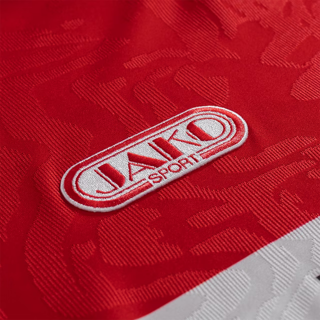 Nahaufnahme des JAKO Logos auf dem Trikot