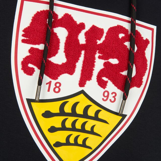 Nahaufnahme des VfB Wappens und der Kordel auf dem Hoodie