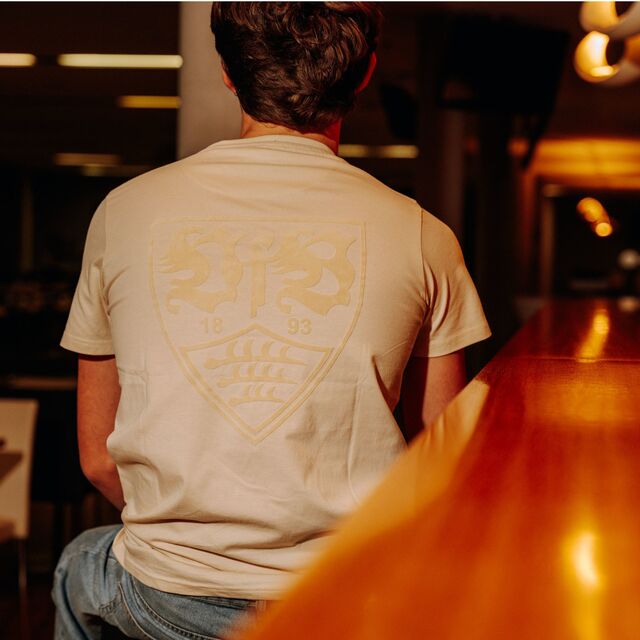 Rückansicht eines Mannes, der das VfB T-Shirt Kollektiv natur trägt