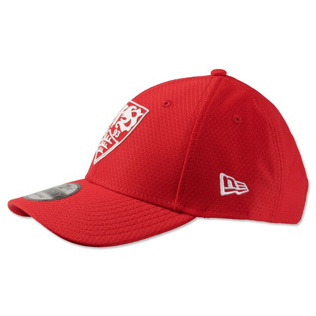 rote Kappe mit Hexagon Muster und weißem VfB Logo auf der Vorderseite