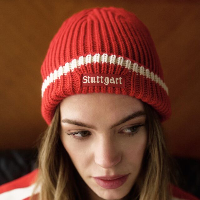 Frau trägt die VfB Beanie 70s Kollektion rot