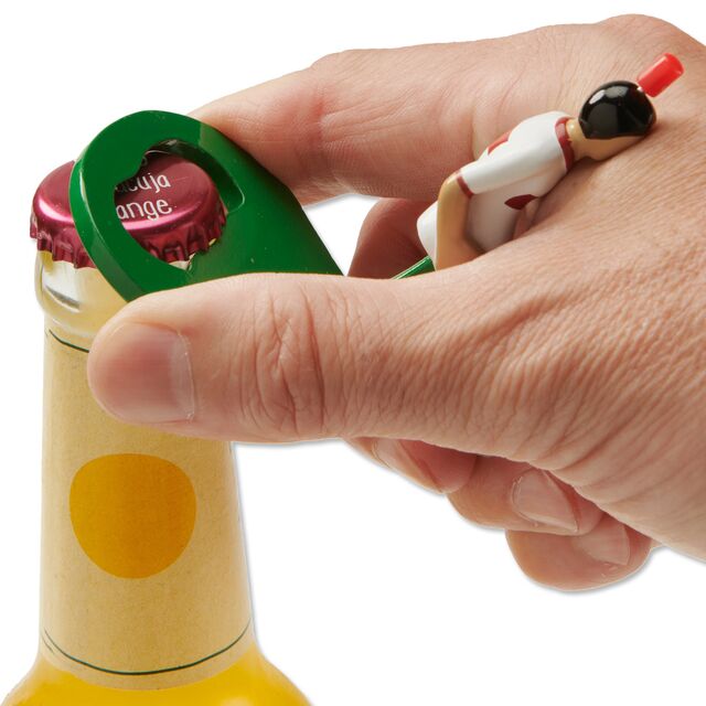 VfB TIPP-KICK Figur in weißem Trikot als Flaschenöffner öffnet eine Flasche