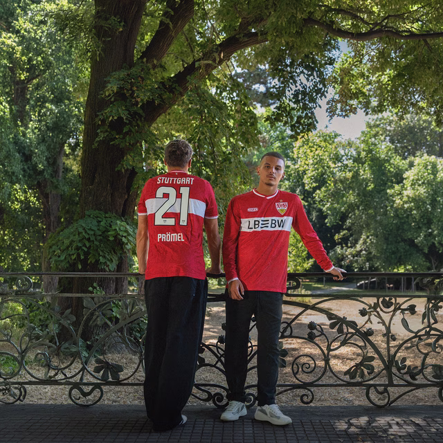 Spieler tragen das neue VfB Auswärtstrikot rot 