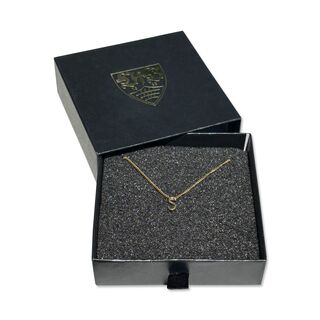 Halskette in schwarzer Geschenkverpackung mit goldenem VfB Wappen