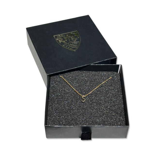 Halskette in schwarzer Geschenkverpackung mit goldenem VfB Wappen