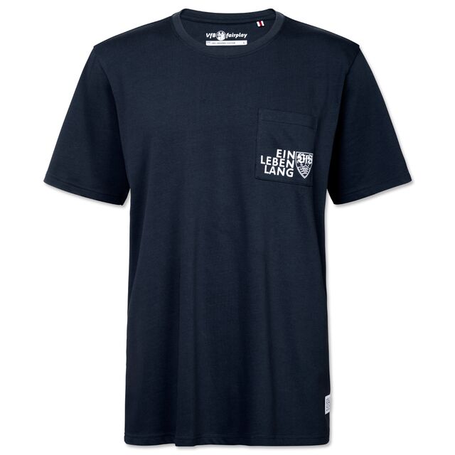 dunkles T-Shirt mit Brusttasche mit weißer Aufschrift VfB ein Leben lang und dem VfB Wappen