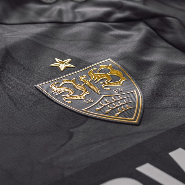 Nahaufnahme des goldenen VfB Wappens auf dem Trikot