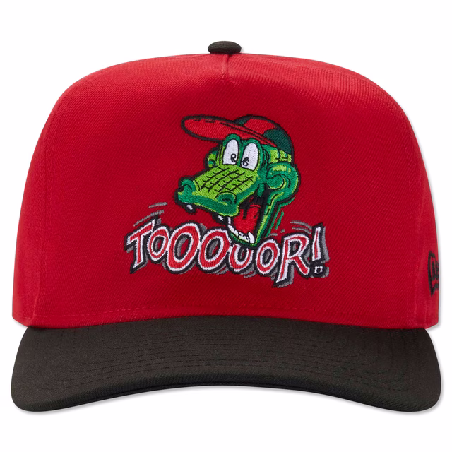 rote Cap mit schwarzem Schirm, Fritzles Gesicht und dem Schriftzug Tooooor auf der Vorderseite