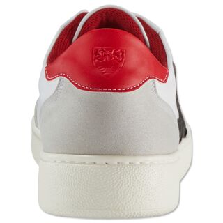weiß-rote Sneaker mit VfB Wappen an der Ferse 